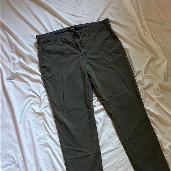 ✨New Listing✨ Men's Express Dark Olive Chinos - Picture 4 of 5